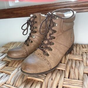 BKEsole brown lace up ankle boots with fuzzy inside women’s 8.5